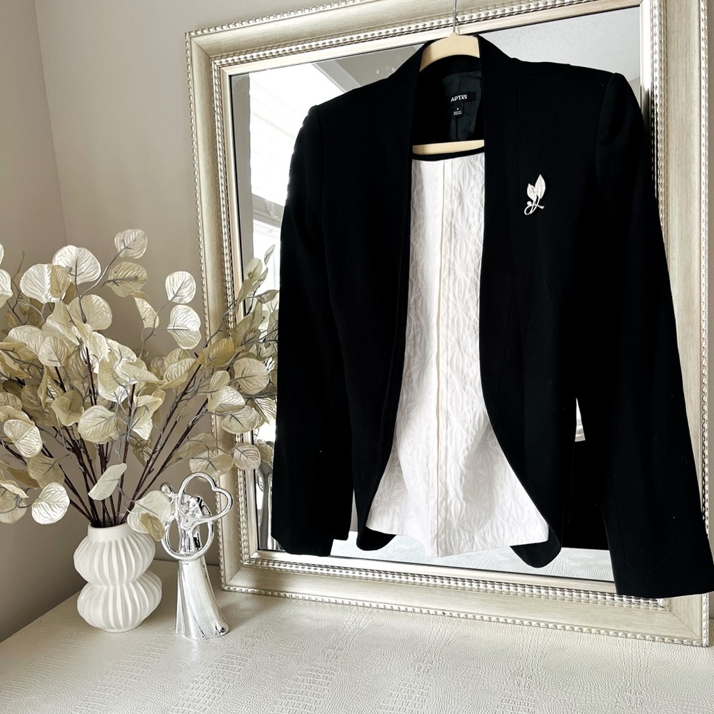 A beautiful white top made by Suzy Shier. Size small.